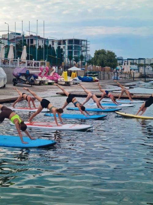 Занятия йогой на сапбордах не имеют возрастных ограничений. 02 Занятия йогой на сапбордах не имеют возрастных ограничений. 02