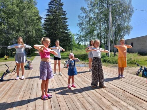 Лето - это время, когда природа расцветает, дни становятся длиннее, а воздух наполняется ароматами цветов и свежести. 02