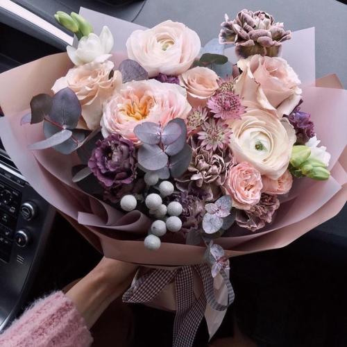 В Италии запрещено дарить девушке букет, который весит меньше 5 кг. 04