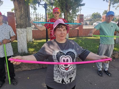 Фитнес с гимнастическими палками стал отличным способом объединить жителей нашего дома и заняться спортом. 02