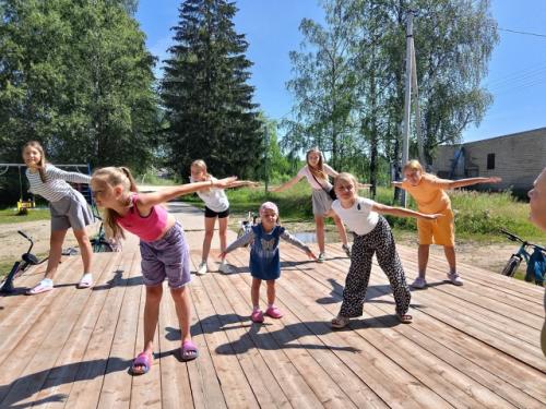 Лето - это время, когда природа расцветает, дни становятся длиннее, а воздух наполняется ароматами цветов и свежести. 03