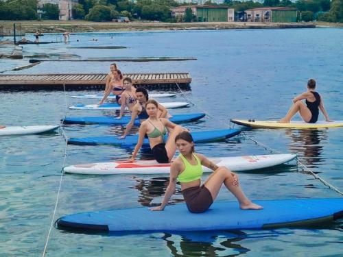 Занятия йогой на сапбордах не имеют возрастных ограничений. 01 Занятия йогой на сапбордах не имеют возрастных ограничений. 01