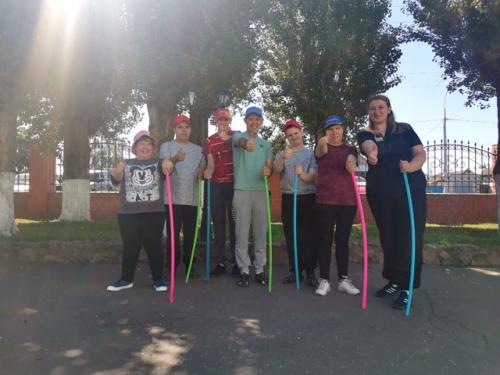 Фитнес с гимнастическими палками стал отличным способом объединить жителей нашего дома и заняться спортом. 01