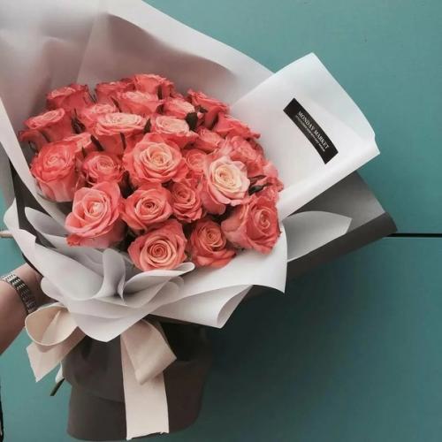 В Италии запрещено дарить девушке букет, который весит меньше 5 кг. 05