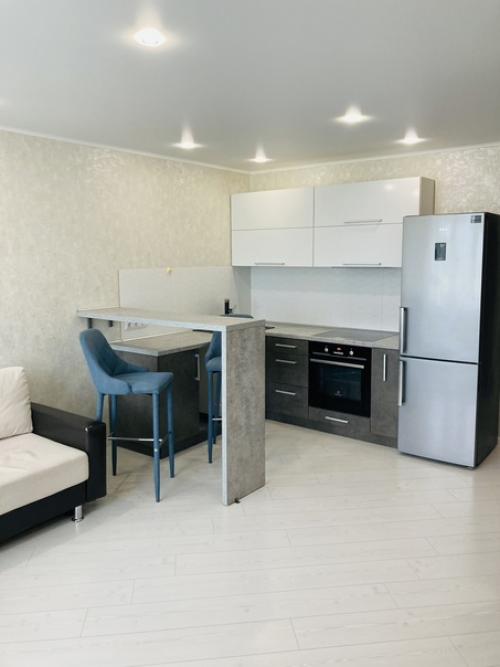 Огромная однушка с евроремонтом по улице Турова - 20, на 2-ом этаже 10- ти этажного кирпичного дома 2017 года постройки. 06