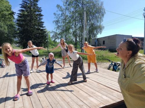 Лето - это время, когда природа расцветает, дни становятся длиннее, а воздух наполняется ароматами цветов и свежести. 04