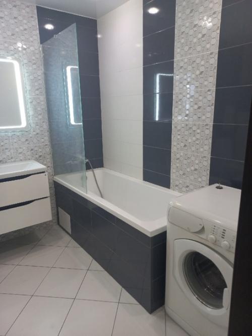 Огромная однушка с евроремонтом по улице Турова - 20, на 2-ом этаже 10- ти этажного кирпичного дома 2017 года постройки. 03