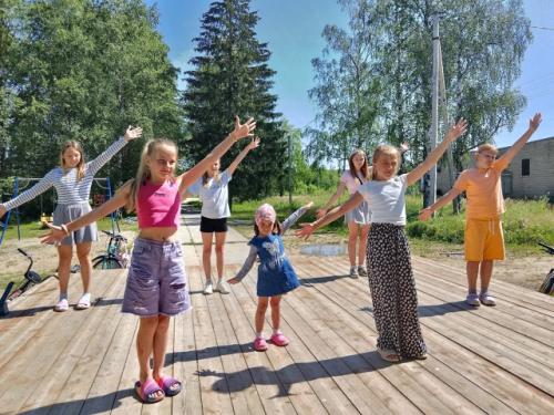 Лето - это время, когда природа расцветает, дни становятся длиннее, а воздух наполняется ароматами цветов и свежести. 01