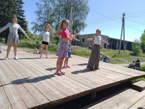 Лето - это время, когда природа расцветает, дни становятся длиннее, а воздух наполняется ароматами цветов и свежести. 05