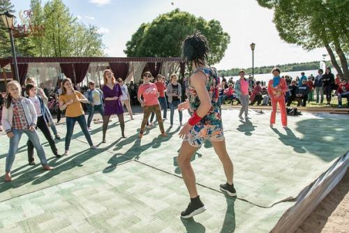 На курорте Усть - Качка ежедневно в 12. 02