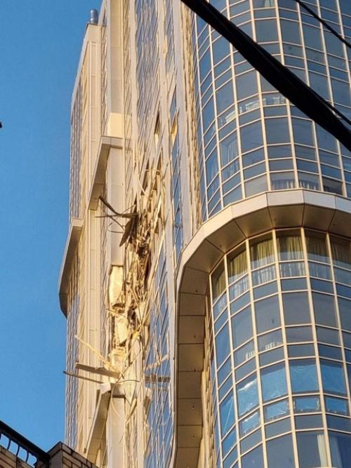 В Саратове беспилотник в 38-этажный жилой комплекс врезался. 01