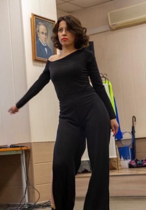 Давайте знакомиться, меня зовут Адиля хусяинова (хус), мне 38 лет - я основатель и руководитель студии танца и фитнеса танцы. 02