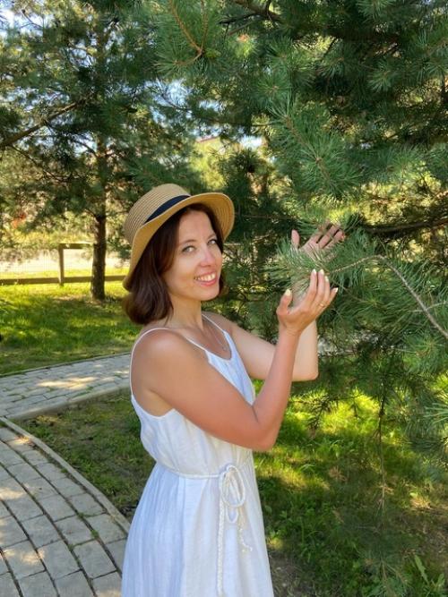 Давайте знакомиться, меня зовут Адиля хусяинова (хус), мне 38 лет - я основатель и руководитель студии танца и фитнеса танцы. 07