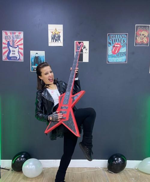 Давайте знакомиться, меня зовут Адиля хусяинова (хус), мне 38 лет - я основатель и руководитель студии танца и фитнеса танцы. 01