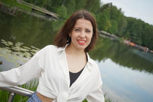 Давайте знакомиться, меня зовут Адиля хусяинова (хус), мне 38 лет - я основатель и руководитель студии танца и фитнеса танцы. 04