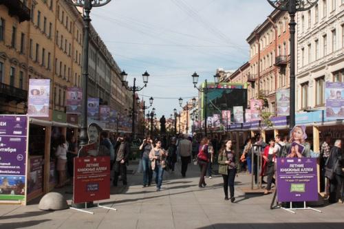 Одним из наиболее ярких летних мероприятий стал литературный парк книжные аллеи 2019. 03