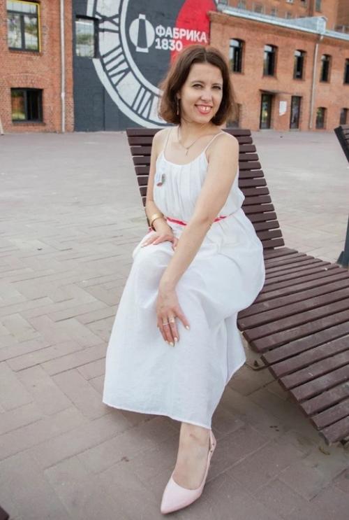 Давайте знакомиться, меня зовут Адиля хусяинова (хус), мне 38 лет - я основатель и руководитель студии танца и фитнеса танцы. 08