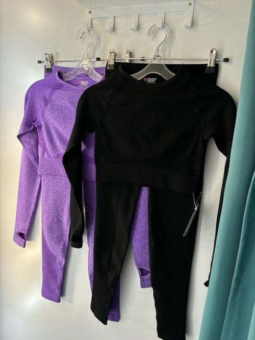 Фитнес костюмы. Цвета: черный S M, фиолетовый M L. 01