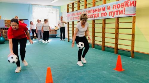 В рамках празднования дня дошкольного работника, в детском саду прошёл спортивный праздник для педагогов А Ну-ка Девушки. 01