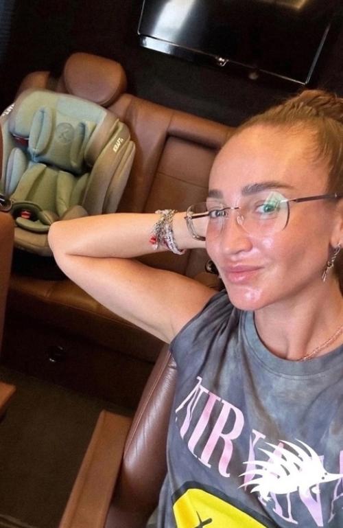 Беременна!  Бузова, недавно объявившая о своем счастливом романе, теперь подтвердила, что находится в интересном положении. 02