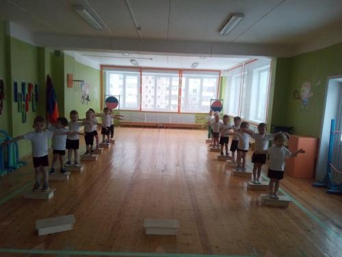 Программа Детский Фитнес основана на сочетании ритмичной, эмоциональной музыки и танцевальных упражнений, что делает занятия привлекательными. 02