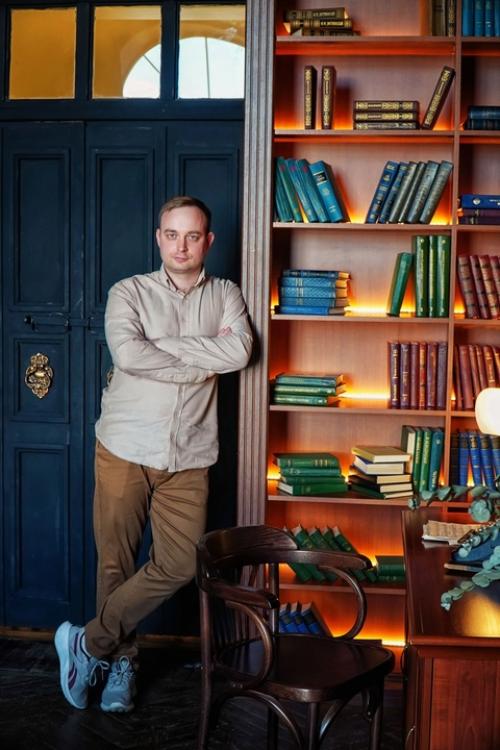 Повышаю свою квалификацию и делаю фото возле книг. 01