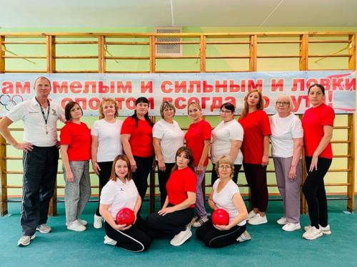 В рамках празднования дня дошкольного работника, в детском саду прошёл спортивный праздник для педагогов А Ну-ка Девушки. 06