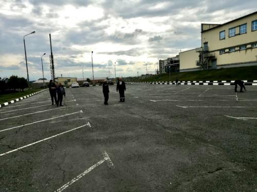 У ледового дворца Кристалл вместо стоянки для машин хотят сделать зимнюю хоккейную коробку. 01