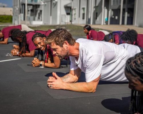 Соц.  Сети Instagram@Chrishemsworth Chrishemsworth. 01 Соц.  Сети Instagram@Chrishemsworth Chrishemsworth. 01