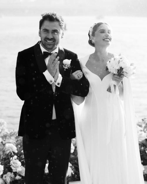 Агата муцениеце поделилась радостной новостью - актриса ждёт третьего ребёнка. 02