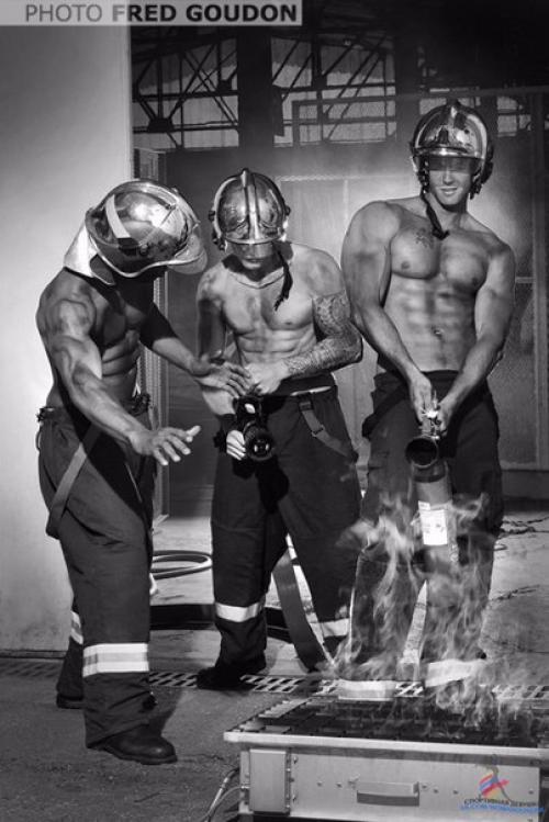 Французские пожарные выпустили новый календарь. 01