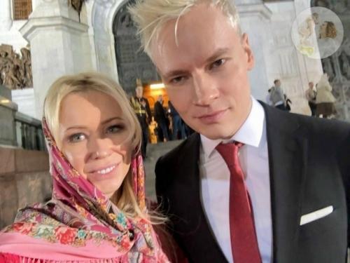 Шамана подвергли критике за слишком чувственное поведение во время выступления.  