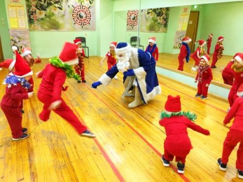 Новогодняя тренировка прошла у самых маленьких спортсменов отделения фитнес - кидс! 01