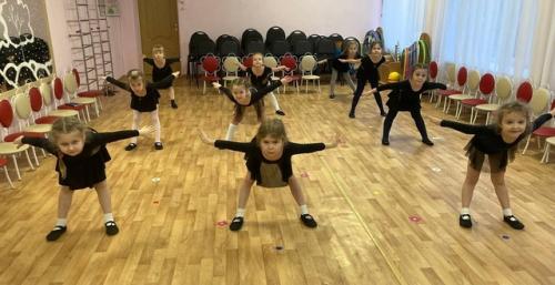 В день дошкольного фитнеса дети, занимающиеся Ритмикой и Танцами, провели весёлое занятие. 01