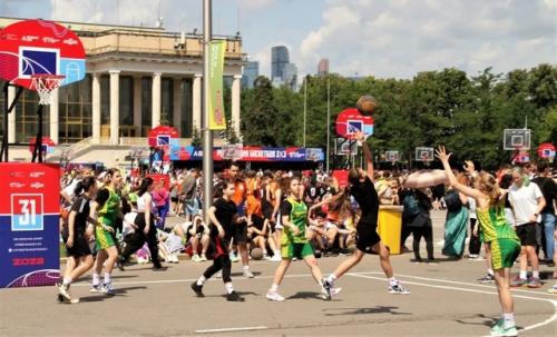 Москва - город, который активно поддерживает здоровый образ жизни и привлекает множество людей к спортивным мероприятиям. 01