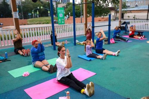 Москва - город, который активно поддерживает здоровый образ жизни и привлекает множество людей к спортивным мероприятиям. 03