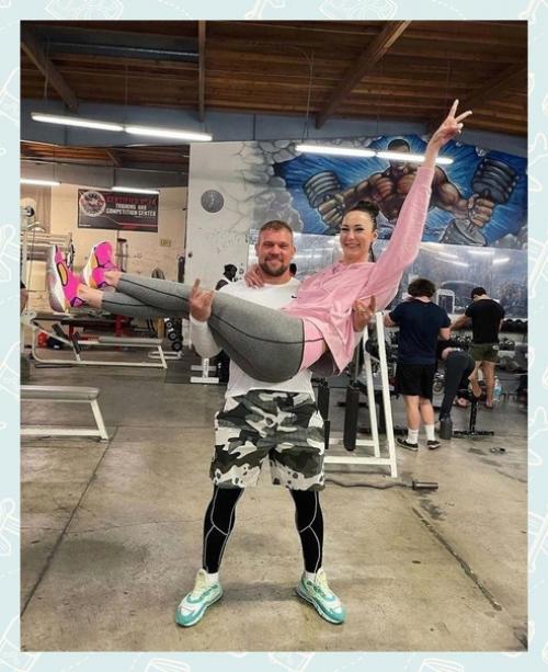 У неё рост 205 см. 01