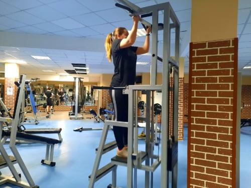 Гравитрон. В нашем тренажерном зале есть уникальный тренажер гравитрон, который поможет освоить упражнение подтягивание с нуля. 01 Гравитрон. В нашем тренажерном зале есть уникальный тренажер гравитрон, который поможет освоить упражнение подтягивание с нуля. 01