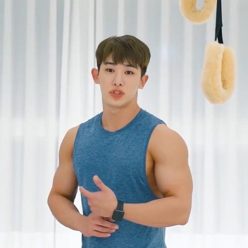 После тренировки вонхо сказал, что мужчины не занимаются пилатесом, так как считают его просто фитнесом для девушек. 01