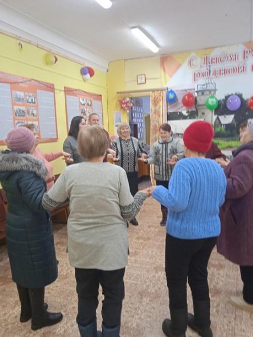 В библиотеке состоялась встреча волонтёра Аллы Кудрявцевой с ветеранами. 03