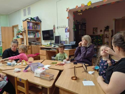 Два занятия - практикума провела с родителями логопедический фитнес с ватными палочками. 01