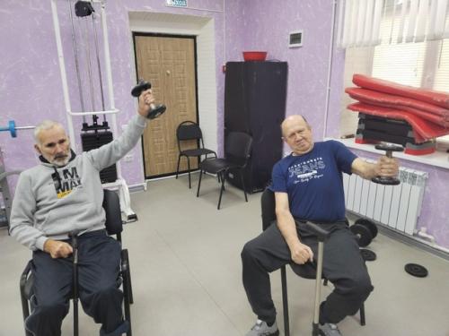 В спортивном зале новоникольского филиала вербилковского дома культуры продолжается фитнес для участников программы Активное Долголетие! 03