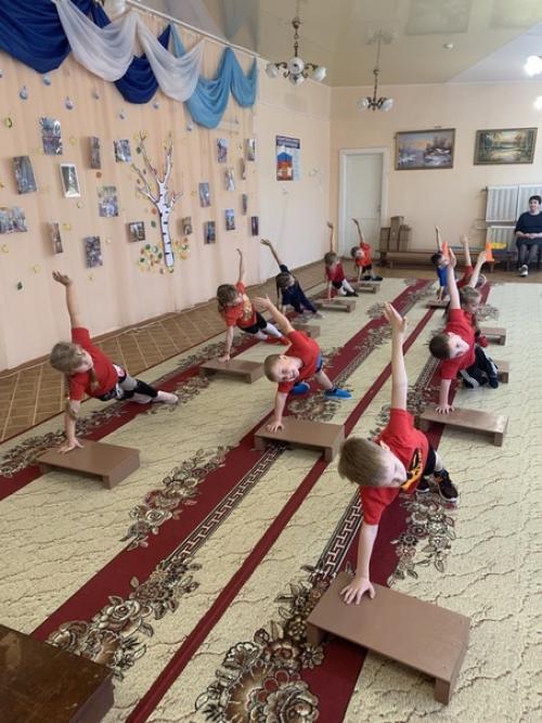 Воспитанники подготовительной группы с удовольствием посещают занятия по фитнес - аэробике. 02