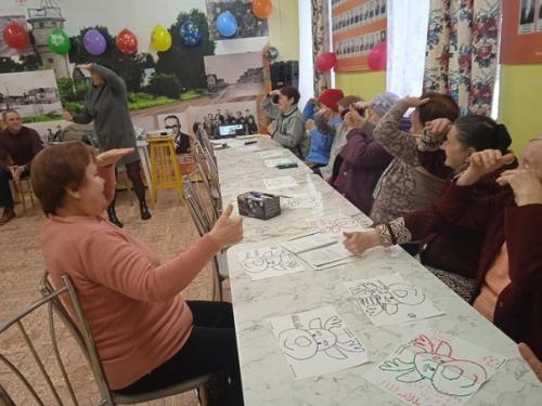 В библиотеке состоялась встреча волонтёра Аллы Кудрявцевой с ветеранами. 01