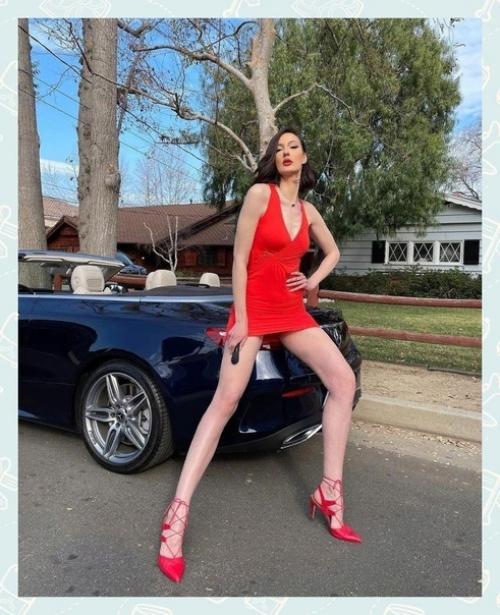 У неё рост 205 см. 04