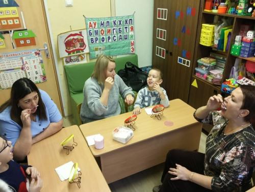 Два занятия - практикума провела с родителями логопедический фитнес с ватными палочками. 02