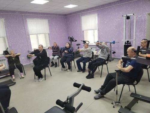 В спортивном зале новоникольского филиала вербилковского дома культуры продолжается фитнес для участников программы Активное Долголетие! 01