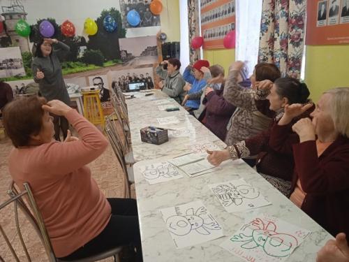 В библиотеке состоялась встреча волонтёра Аллы Кудрявцевой с ветеранами. 02