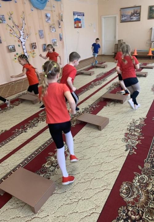 Воспитанники подготовительной группы с удовольствием посещают занятия по фитнес - аэробике. 01