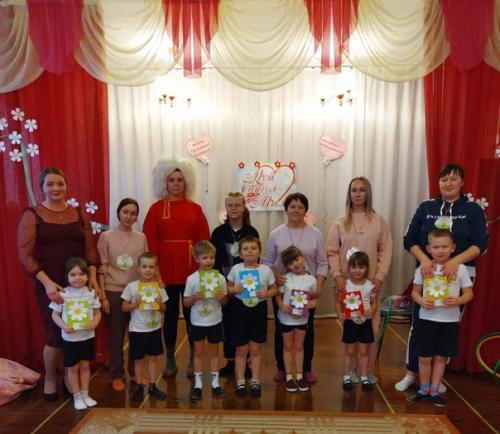 День Матери - это тёплый, сердечный праздник. 02